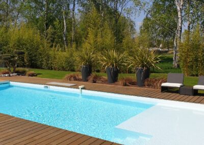 Terrasse bois autour d'une piscine